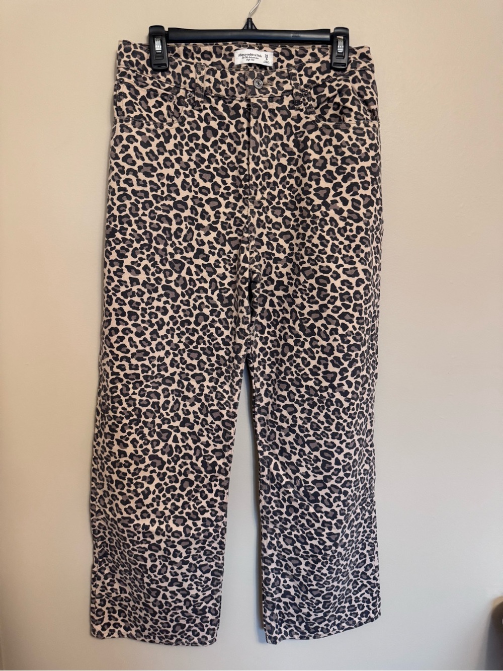 Abercrombie & Fitch Women’s 90s Straight Jeans in Leopard Print